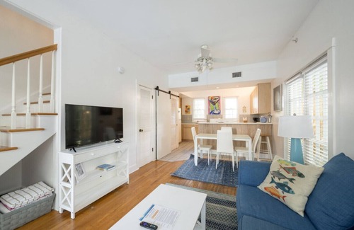 White Street Gallery District House | Coco's Poolside Retreat