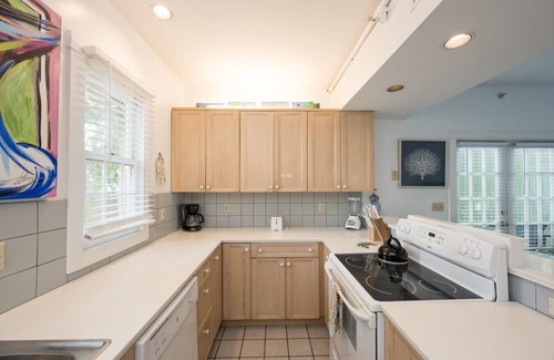 White Street Gallery District House | Coco's Poolside Retreat