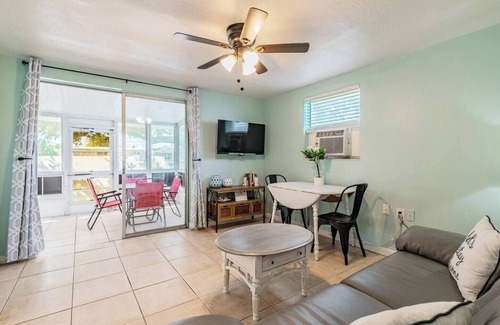 Port Richey Cottage | Coconut Cottage *Canal Front*