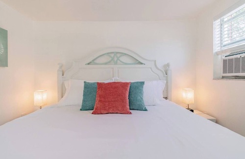 Port Richey Cottage | Coconut Cottage *Canal Front*