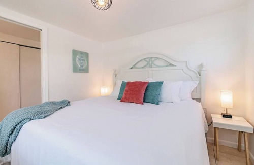 Port Richey Cottage | Coconut Cottage *Canal Front*