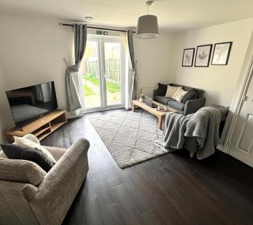 Colchester House | Colchester Retreat 4br 2bath Ample Street Parking