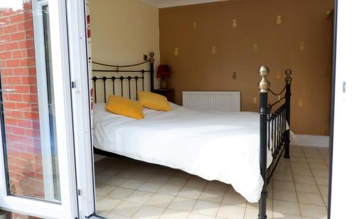 Colchester Apartment | Colchester Sunny Apartment with Pool and EV Car Point