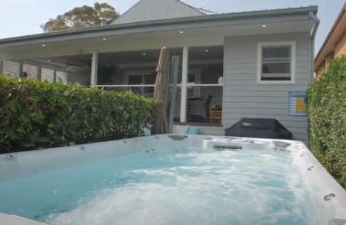 Collaroy Plateau House | Collaroy Plateau Coastal Hamptons - heated spa and log fire
