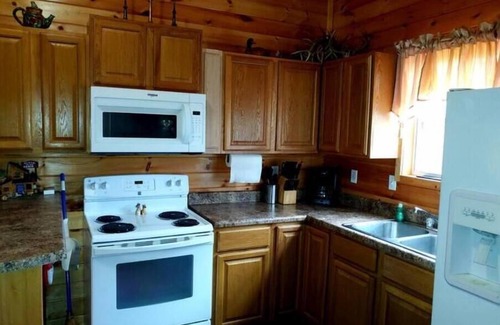 Montier Cabin | Collier Cabin in Pine Hollow ~ Eminence, MOnn