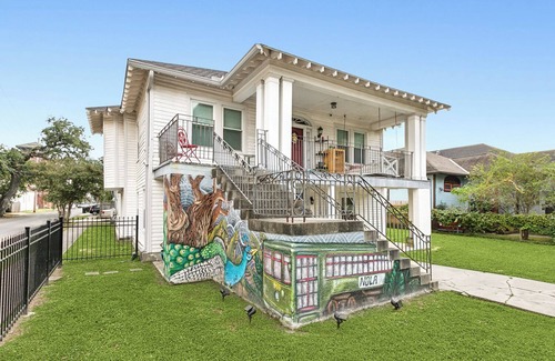 Leonidas House | Colonial Getaway in Mid-City NOLA Steps to Trolley & 3Miles to French Quarter