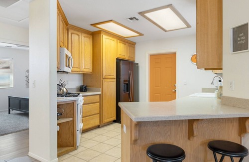 Joshua Tree House | Colorful Cactus - Hot Tub, Bbq And Fire Pit! 4 Bedroom Home by RedAwning