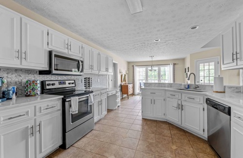 Fortson House | Columbus Gateway Home – 4BR Stay w/Hot Tub & Private Yard