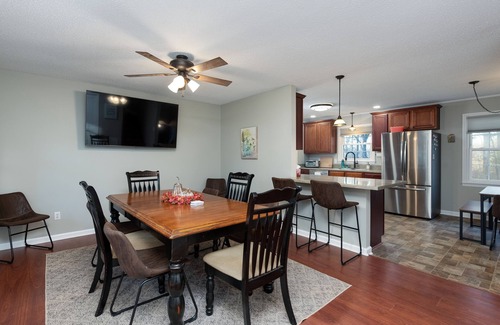 Athens House | Come Back to Nature - 15 min. Drive, or 7 Miles, to UGA!