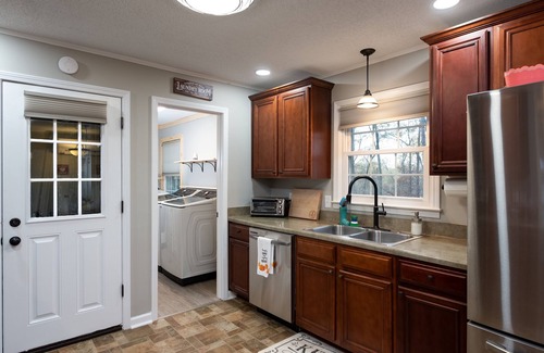 Athens House | Come Back to Nature - 15 min. Drive, or 7 Miles, to UGA!