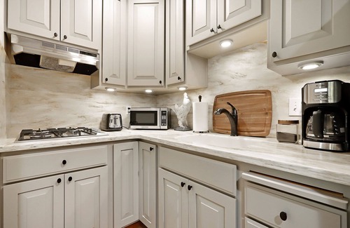 Lockeford Cottage | Come enjoy a relaxing comfortable stay at The Roost Book events spring 2022!