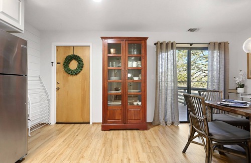 Lockeford Cottage | Come enjoy a relaxing comfortable stay at The Roost Book events spring 2022!