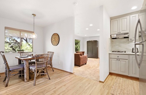 Lockeford Cottage | Come enjoy a relaxing comfortable stay at The Roost Book events spring 2022!