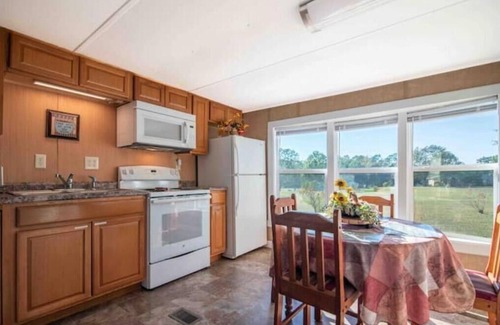 Hartselle House | Come enjoy a stay at Pleasant Lane! Plenty of parking & great surrounding area!