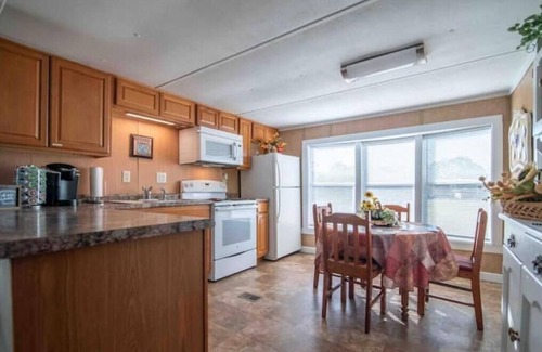 Hartselle House | Come enjoy a stay at Pleasant Lane! Plenty of parking & great surrounding area!