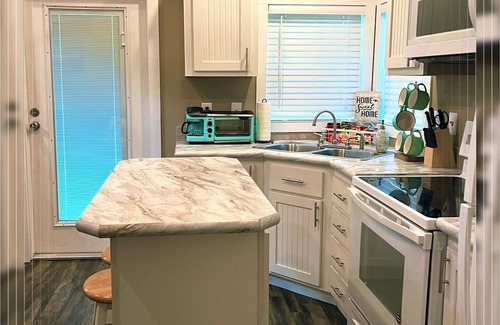 Piney Cottage | Come escape in the cozy pine grove!