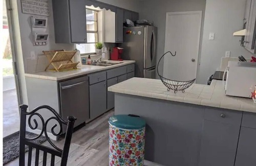 Chiefland House | Come relax in a charming small town!