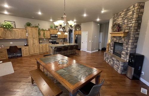 American Falls House | Come relax in our spacious home with spectacular views!