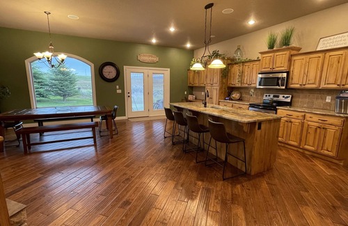 American Falls House | Come relax in our spacious home with spectacular views!