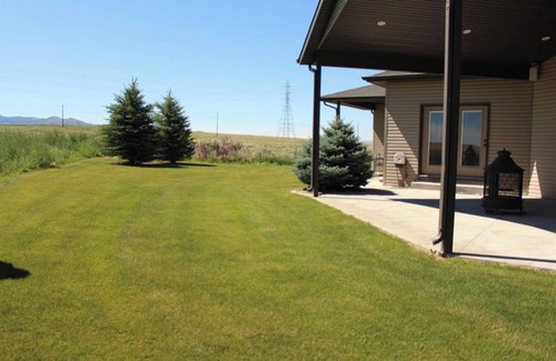 American Falls House | Come relax in our spacious home with spectacular views!