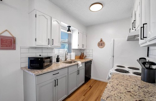 Wichita Apartment | Come stay with us at this modern 2, bed 1 bath apartment located in West Wichita