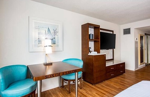 Osage Beach Hotel | Comfort and Convenience! Free Parking, Pool, Near Main Street Music Hall