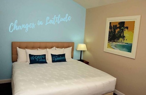 Osage Beach Hotel | Comfort and Convenience! Onsite Pool, Free Parking, Near Lake of the Ozarks