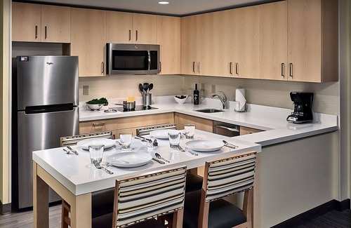 Gwinnett Place Hotel | Comfort and Convenience! 3 Amazing units. Enjoy Swimming Pool Access and Parking