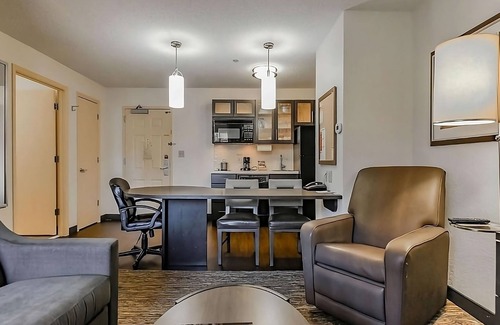 Wichita Hotel | Comfort and Convenience! Free Onsite Parking, Pets Allowed, Kitchen