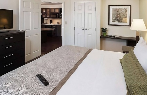 Wichita Hotel | Comfort and Convenience! Free Onsite Parking, Pets Allowed, Kitchen