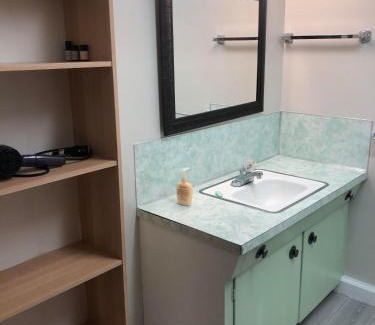 Oakridge House | Comfort cottage guest home near subway station, bus and downtown