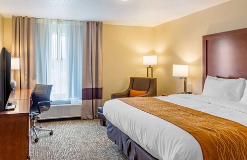 DeKalb Hotel | Comfort Inn DeKalb - University Area