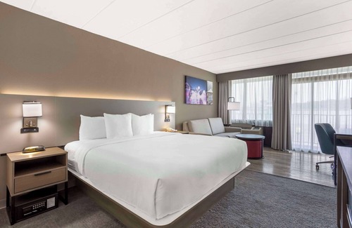 Edgewater Hotel | Comfort Inn Edgewater on Hudson River