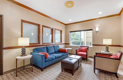 Carbon Cliff Hotel | Comfort Inn & Suites East Moline near I-80