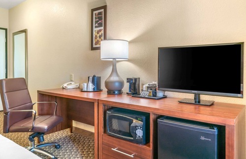 Galt Hotel | Comfort Inn & Suites Galt - Lodi North