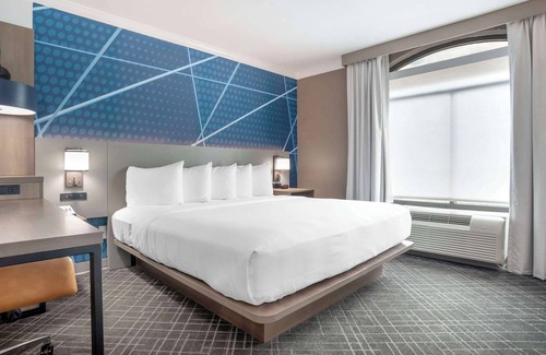 Kenner - Louis Armstrong International Airport Hotel | Comfort Inn & Suites New Orleans Airport North