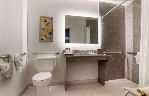 Kenner - Louis Armstrong International Airport Hotel | Comfort Inn & Suites New Orleans Airport North