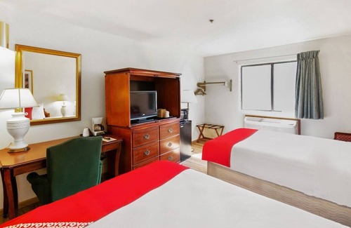 Portage House | Comfort Meets Affordability! 2 Comfortable Units, Pet-Friendly, Near West Beach