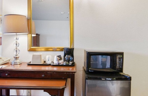 Portage House | Comfort Meets Affordability! 2 Comfortable Units, Pet-Friendly, Near West Beach