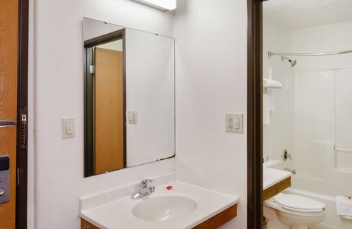 Portage House | Comfort Meets Affordability! 2 Comfortable Units, Pet-Friendly, Near West Beach