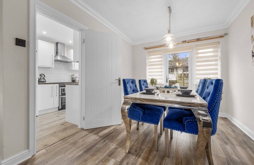 Cheetham Hill Apartment | Comfort Meets Style | 3-Bed MCR Home for 8 Guests!