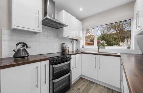 Cheetham Hill Apartment | Comfort Meets Style | 3-Bed MCR Home for 8 Guests!