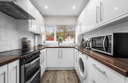 Cheetham Hill Apartment | Comfort Meets Style | 3-Bed MCR Home for 8 Guests!