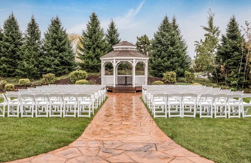 King Hotel | Comfort Suites at Par 4 Resort