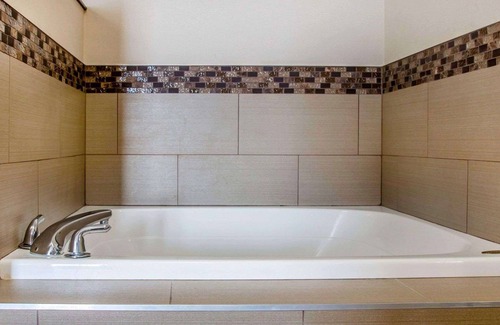 Benton Harbor Hotel | Comfort Suites Benton Harbor - St. Joseph