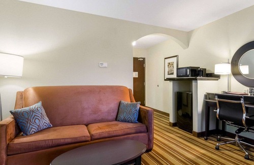 Topeka Hotel | Comfort Suites Topeka Northwest