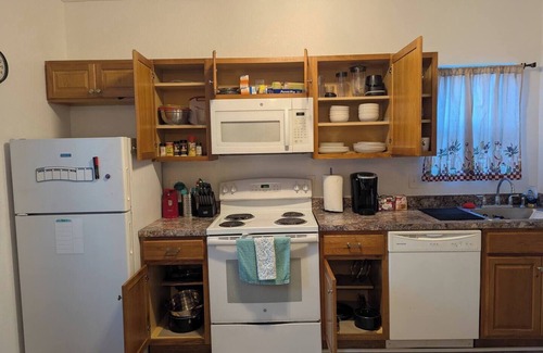 Hampton Apartment | Comfortable 2-BR apt, WiFi & AC. Between Fort Monroe & Buckroe Beach