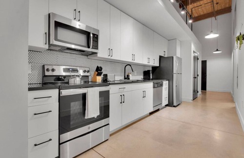 Judson Apartment | Comfortable 2BD | Pool & Gym Near DT GVL!