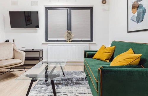 Windlesham Apartment | Comfortable 2BR Apartment w/ Free Parking