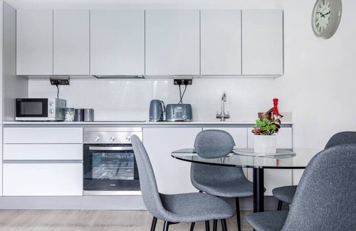 Windlesham Apartment | Comfortable 2BR Apartment w/ Free Parking